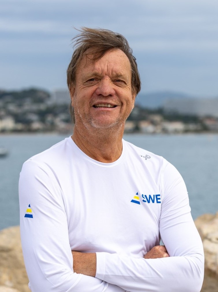 https://www.swesailingteam.se//explorer/images/Coacher%20%26%20Team/230920_Magnus-Graevare-Foerbundskapten-SWE-Sailing-Team_Marseille_Foto-Seglarfoerbundet-Daniel-Stenholm_DS5R9862(1).jpg